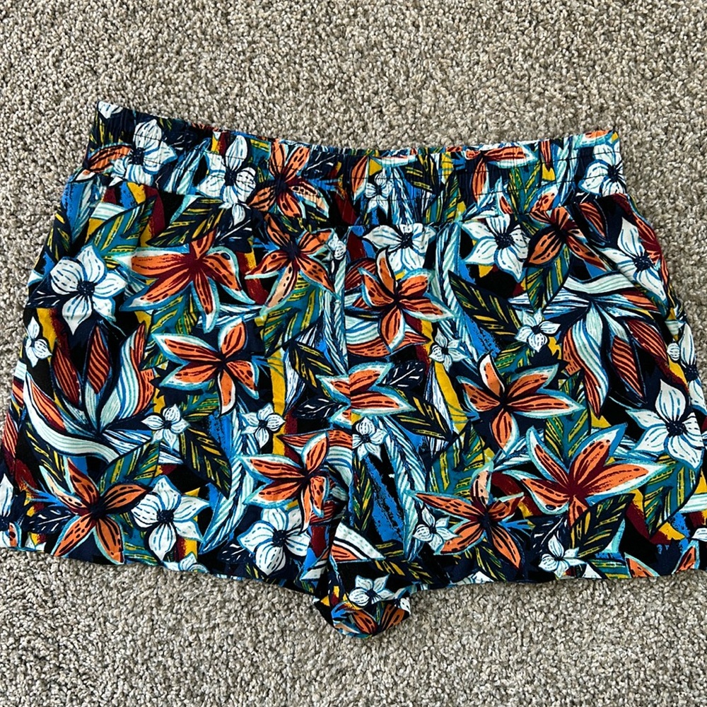 Apt. 9 ladies tropical shorts Med EUC